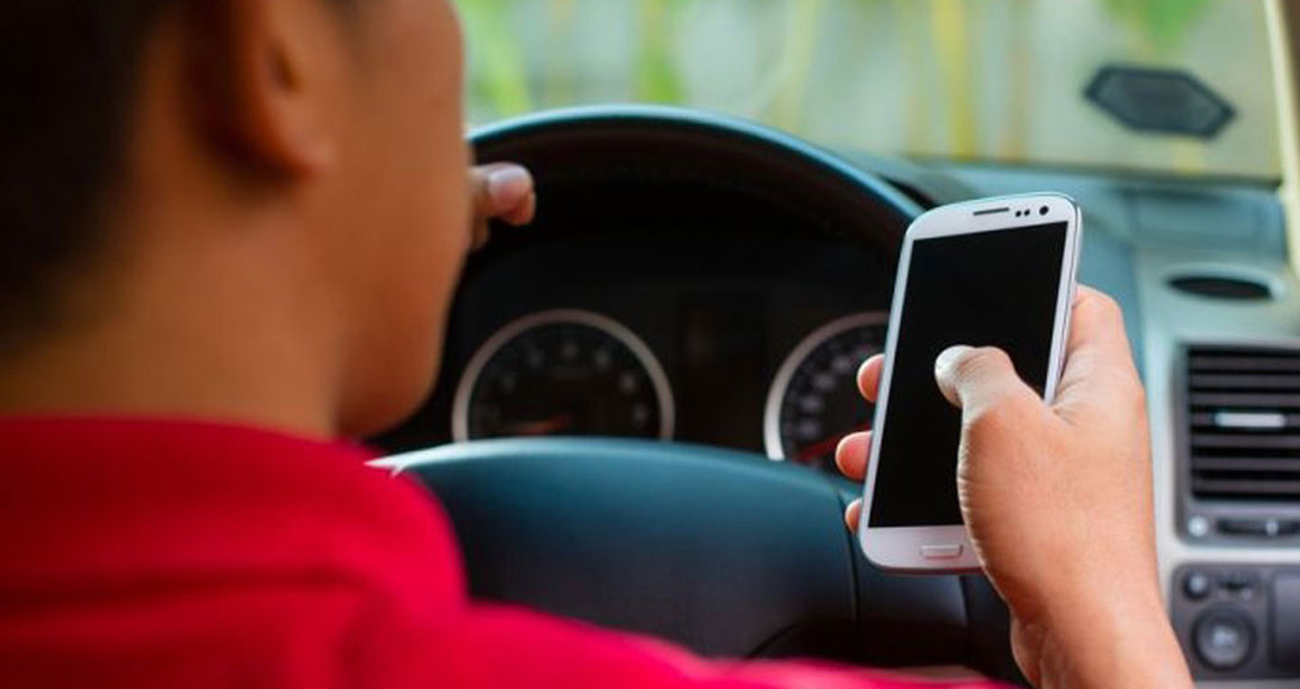 Lái ôtô: Cẩn thận chết vì điện thoại di động