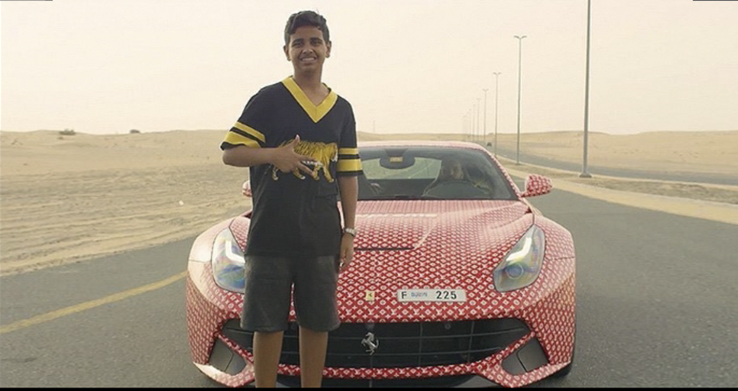 Dân chơi 15 tuổi tại Dubai đổi màu Ferrari F12 Berlinetta cực chất
