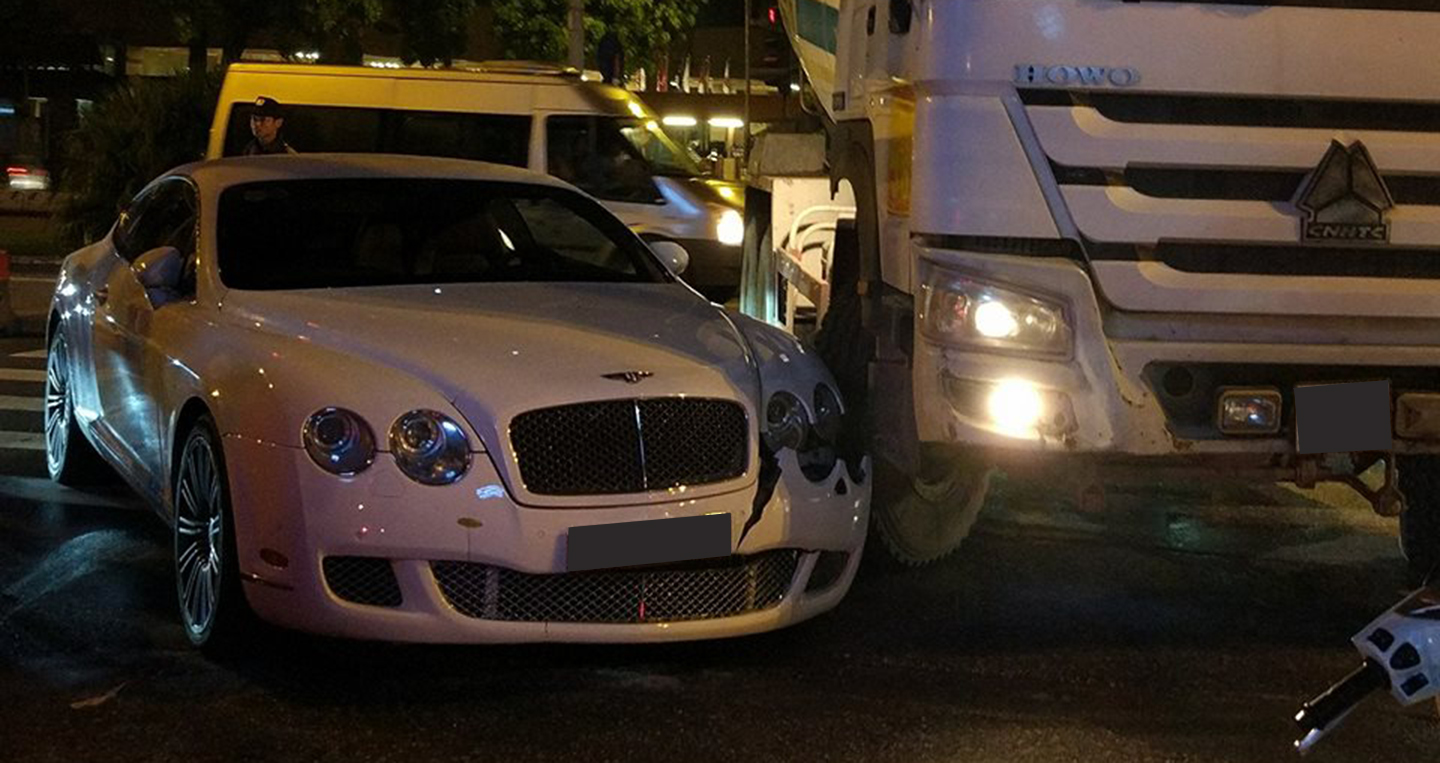 Bentley GT Speed bị xe trộn bê tông đâm bung cản trước tại Hà Nội