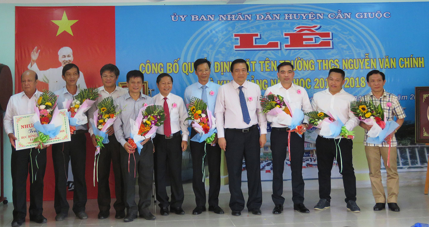 ong-vu-quang-tam-vi-tri-thu-5-tu-phai-sang-nhan-hoa-cam-on-cua-uy-ban-nhan-dan-tinh-long-an.jpg