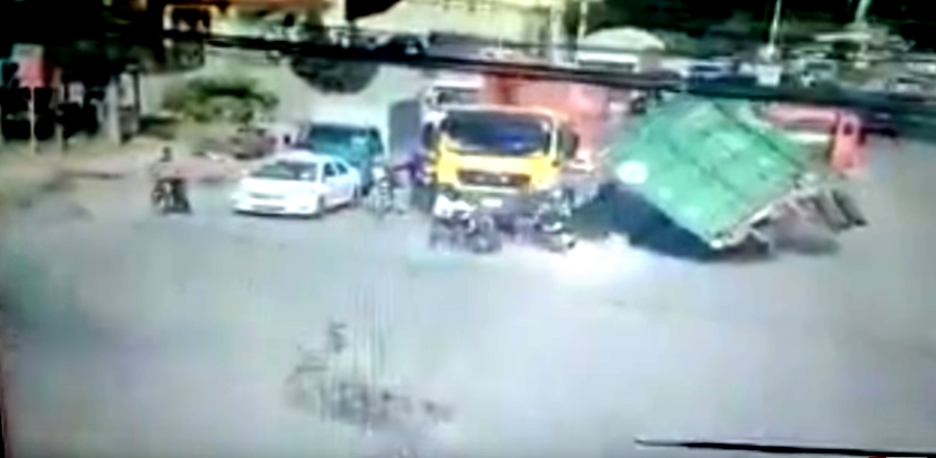 Lái xe máy chờ đèn xanh tử nạn vì container lật giữa phố