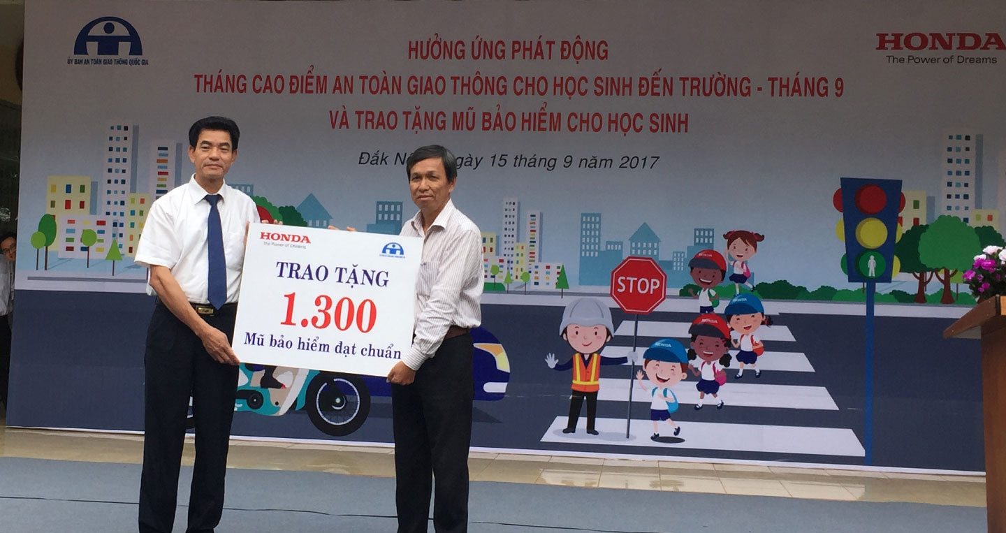 2-ong-phung-van-hue-truong-khoi-lxat-cong-ty-honda-viet-nam-trao-tang-1300-mua-bao-hiem-cho-hoc-sinh-tinh-dak-no.jpg