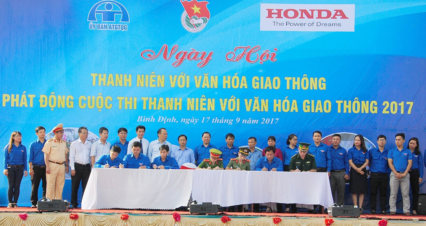 dai-dien-lanh-dao-dia-phuong-ki-ket-huong-ung-tham-gia-cuoc-thi-tn-voi-vhgt.jpg