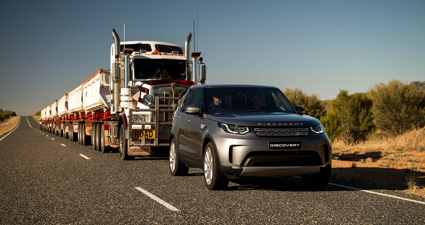 Video Land Rover Discovery 2017 kéo khối hàng nặng 120 tấn