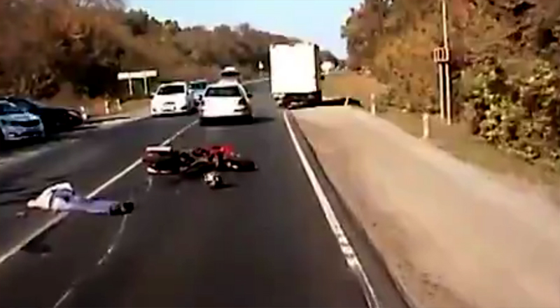 Lái xe mô tô tử nạn vì cố vượt khi đường đông xe