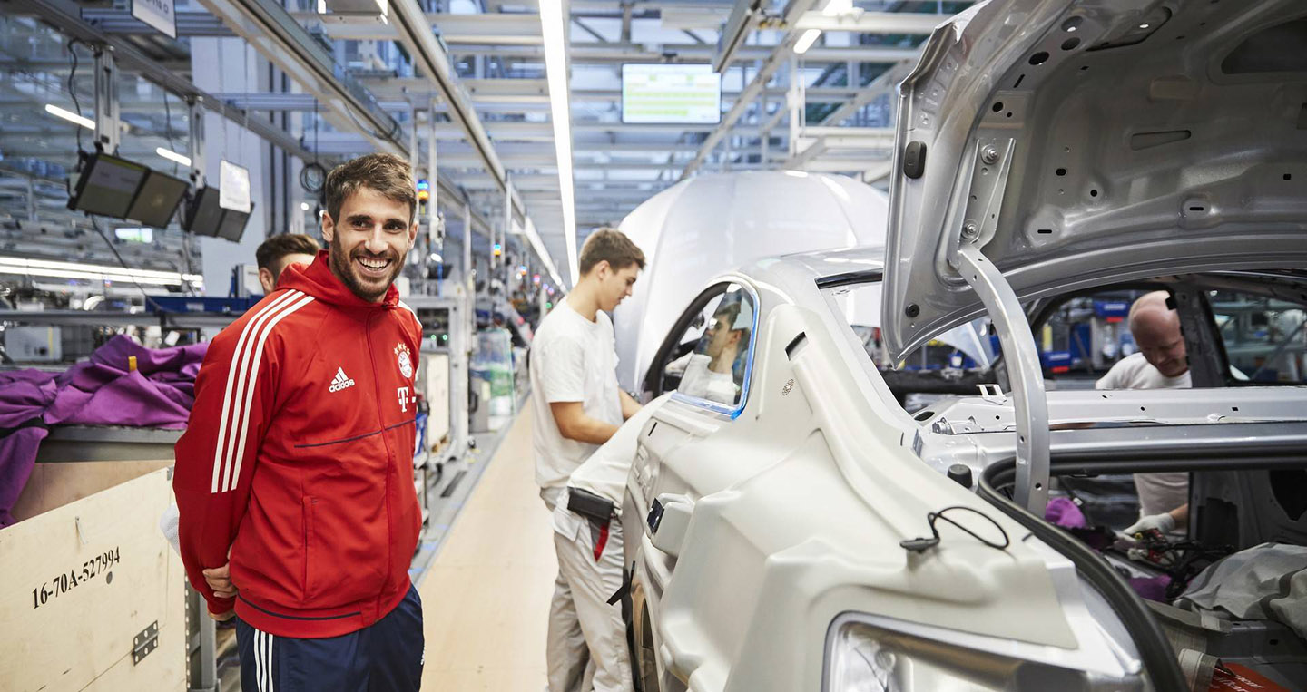 bayern-munchen-players-receive-their-new-audi-models-3.jpg