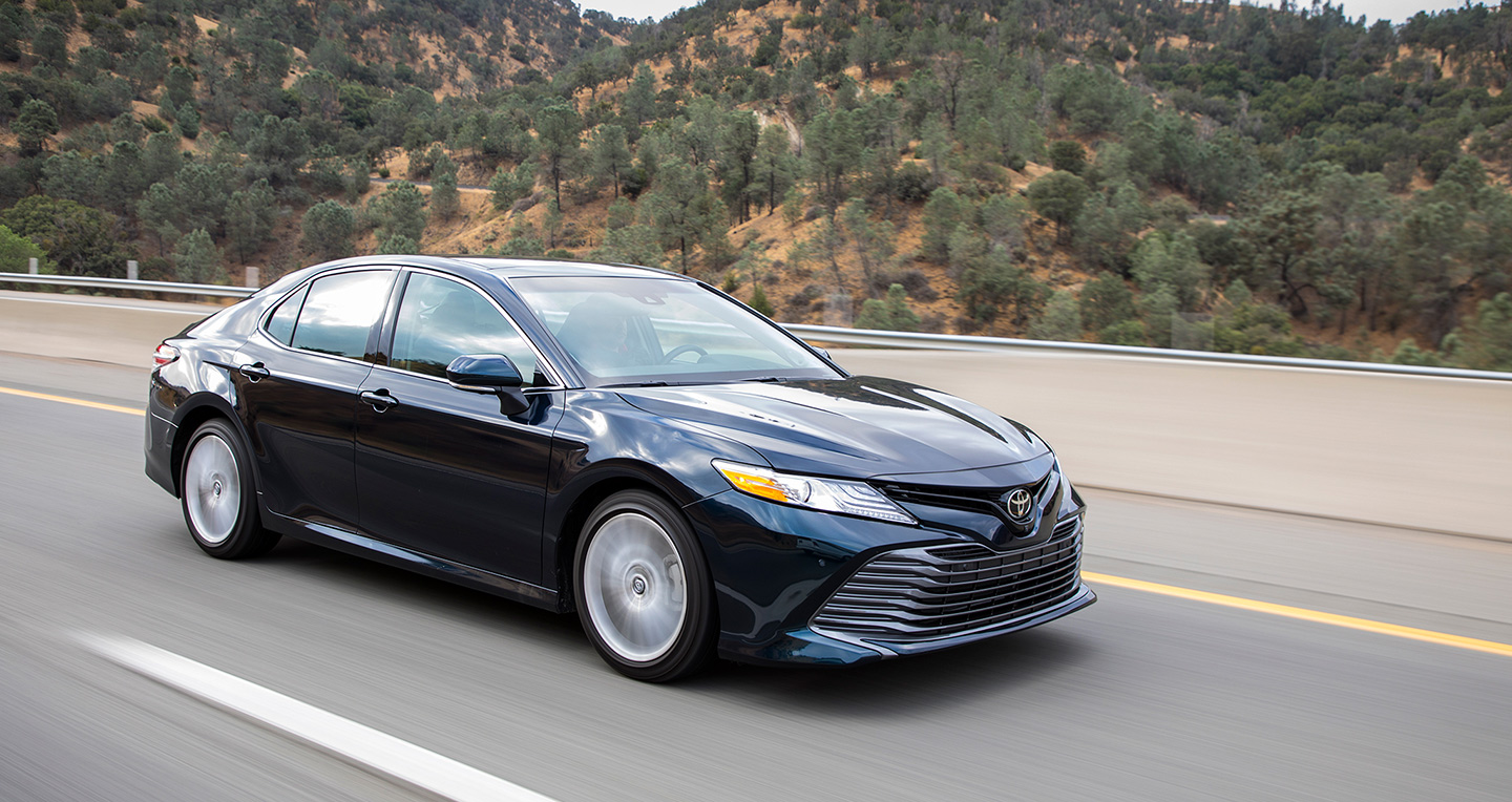 2018-toyota-camry-2-5-xle-front-three-quarter-in-motion-06.jpg