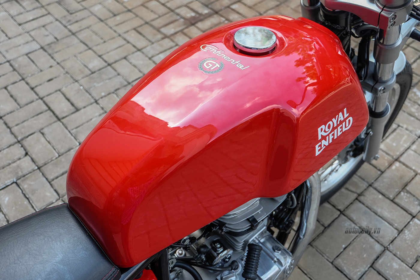 royal-enfield-continental-gt-17.jpg