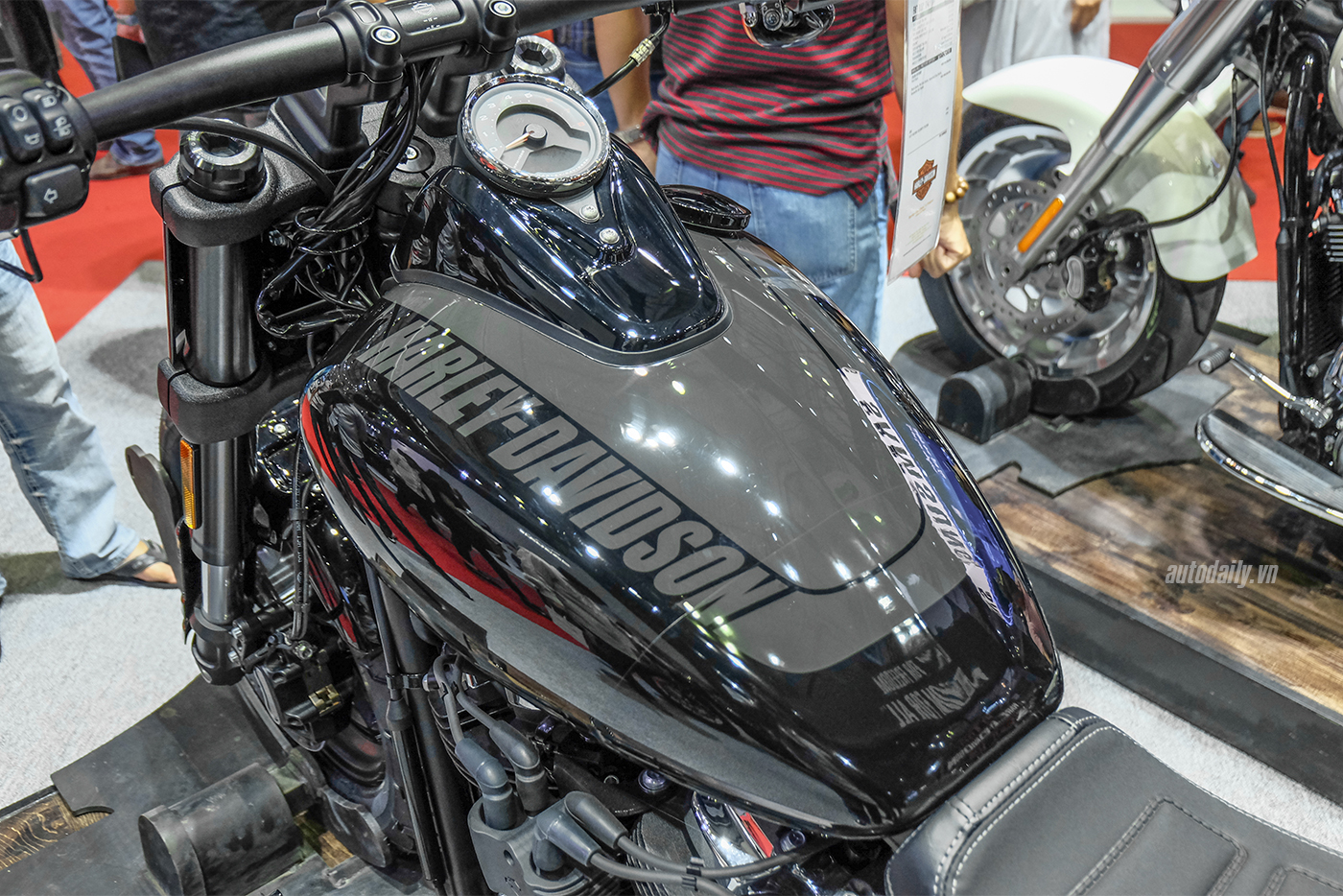 Xem thêm ảnh chi tiết Harley-Davidson Fat Bob 2018 harley-davidson-fat-bob-2018-18.jpg