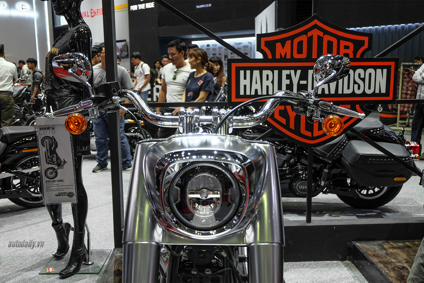 Xem thêm ảnh chi tiết Harley-Davidson Fat Boy 2018 harley-davidson-fat-boy-2018-34.jpg