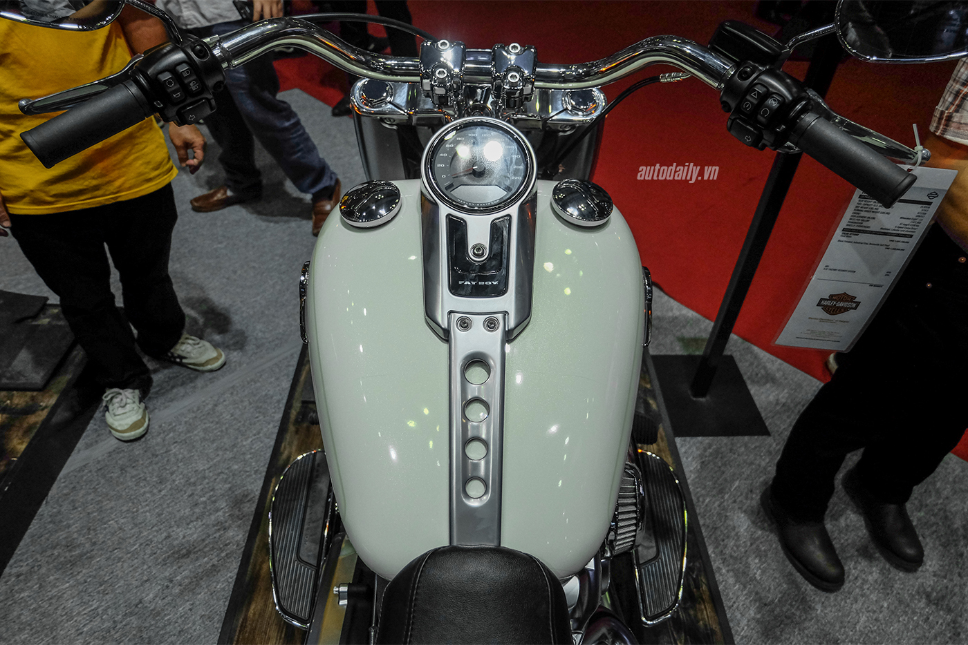 Xem thêm ảnh chi tiết Harley-Davidson Fat Boy 2018 harley-davidson-fat-boy-2018-38.jpg