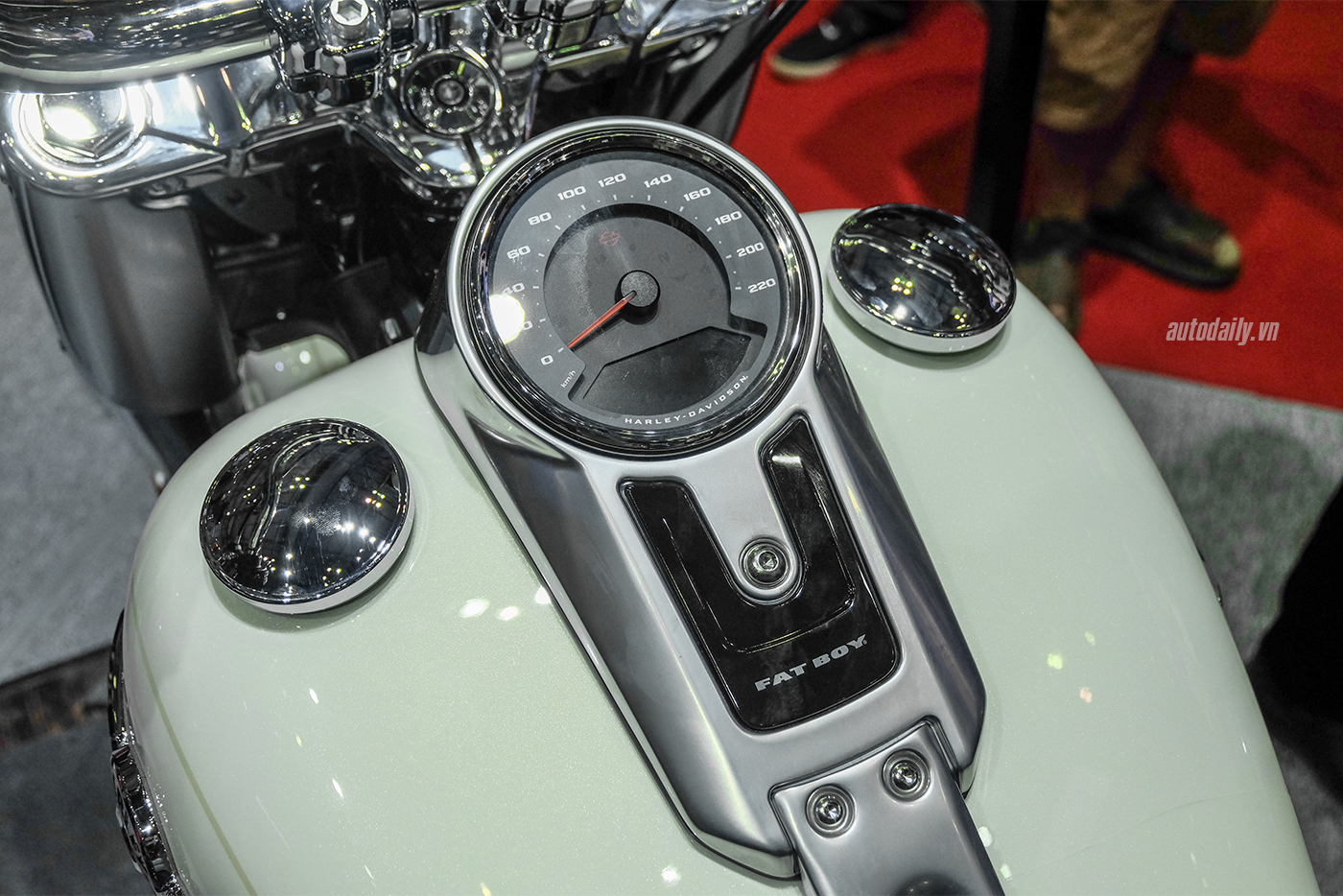 Xem thêm ảnh chi tiết Harley-Davidson Fat Boy 2018 harley-davidson-fat-boy-2018-39.jpg