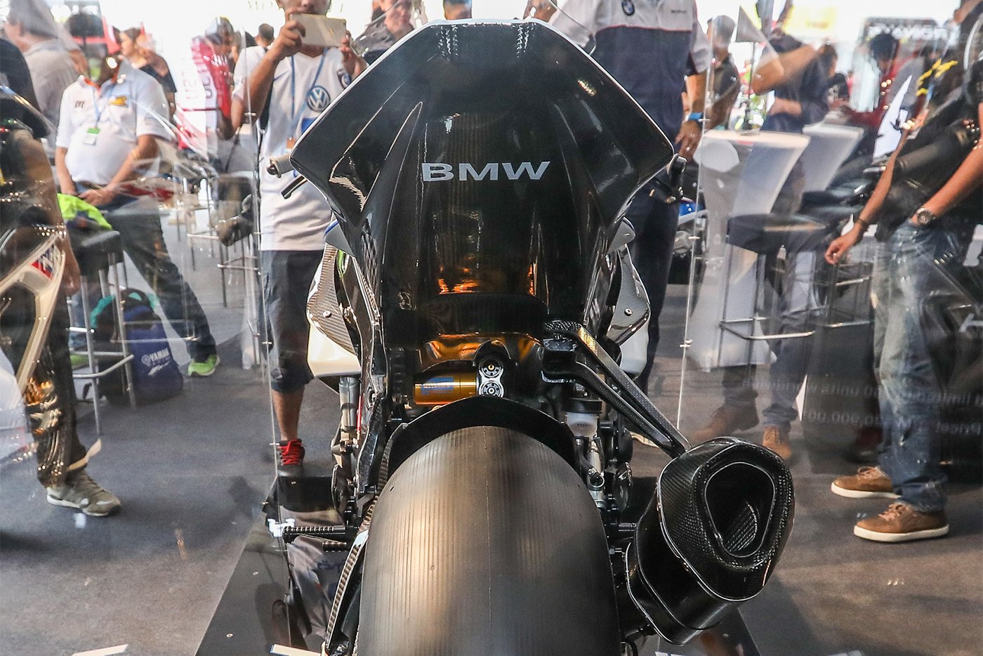 bmw-hp4-race-carbon-8.jpg