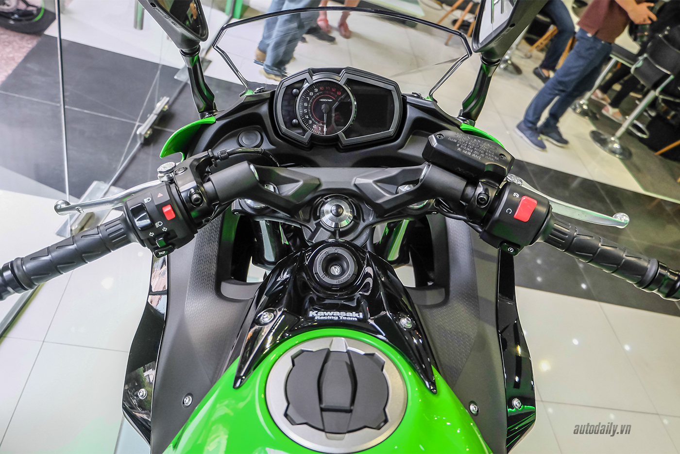 kawasaki-ninja-z650-2018-12.jpg
