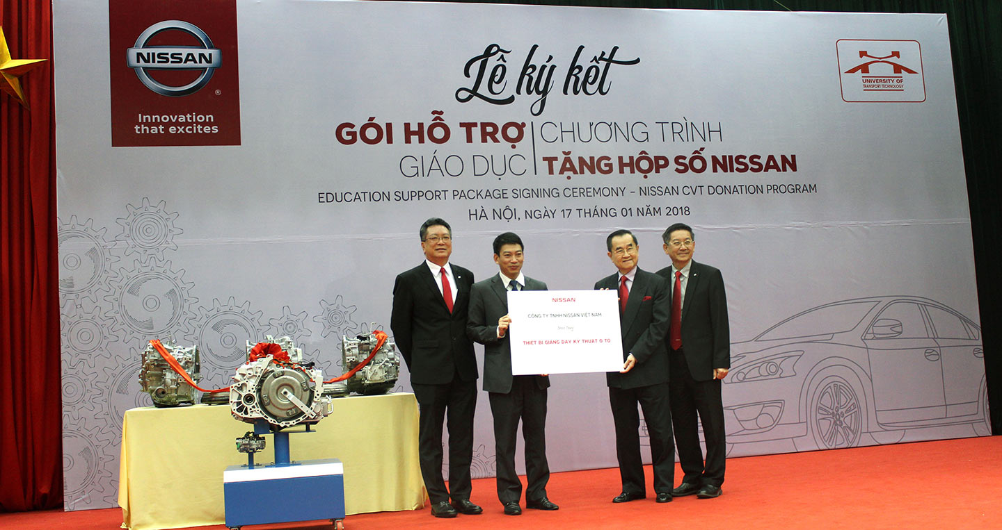 nissan-vn-trao-tang-thiet-bi-giang-day-cho-truong-dhgtvt.jpg