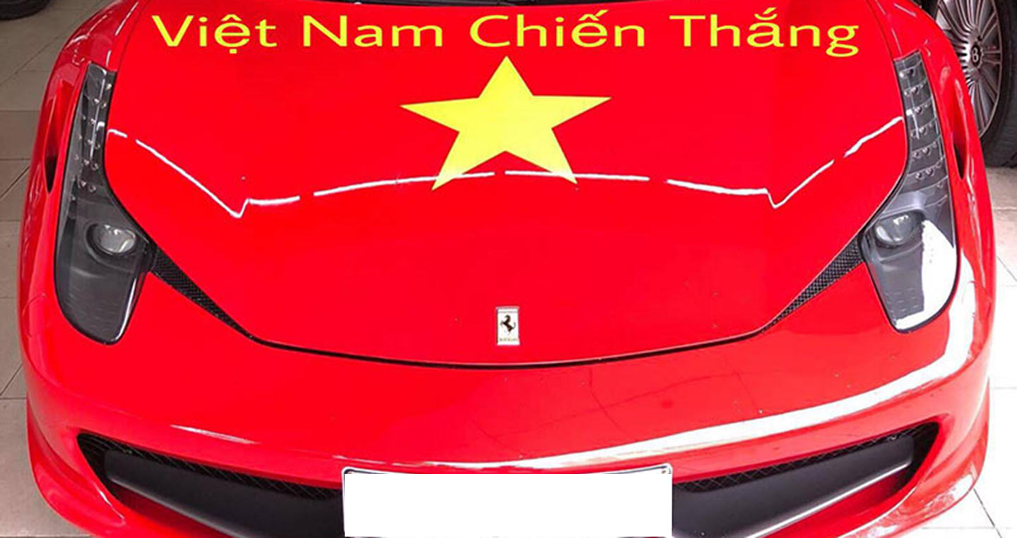 Ôtô tấp nập dán decal cổ vũ U23 Việt Nam trước trận chung kết