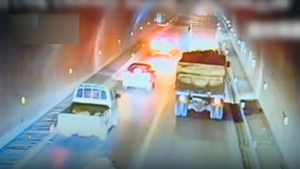 Ôtô liên tiếp gặp nạn vì lợn tạ lao xuống hầm cao tốc