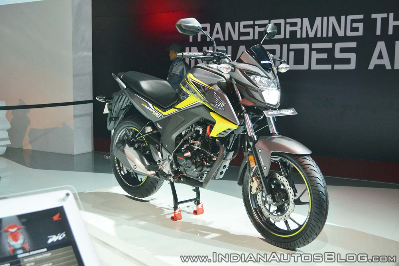 2018-honda-cb-hornet-160r-front-right-quarter-at-2018-auto-expo.jpg