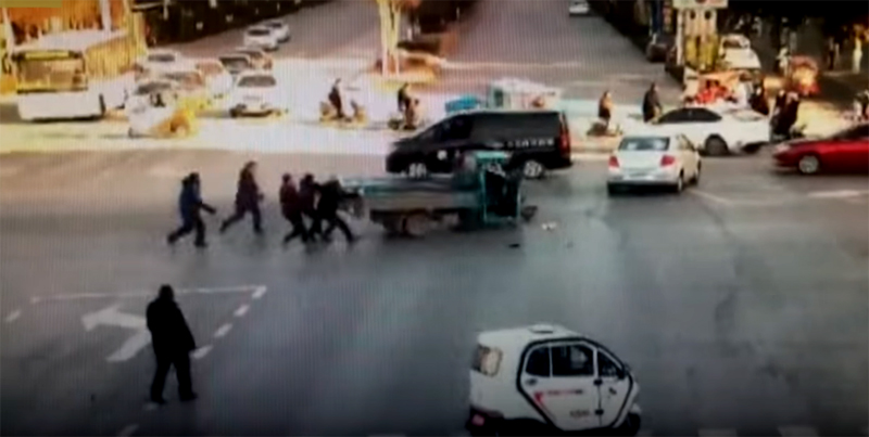 Video: 'Xe điên' quay cuồng giữa phố, ngã tư hỗn loạn