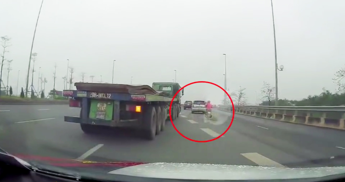 Video: ‘Ninja xe Lead’ liều lĩnh tạt đầu xe container