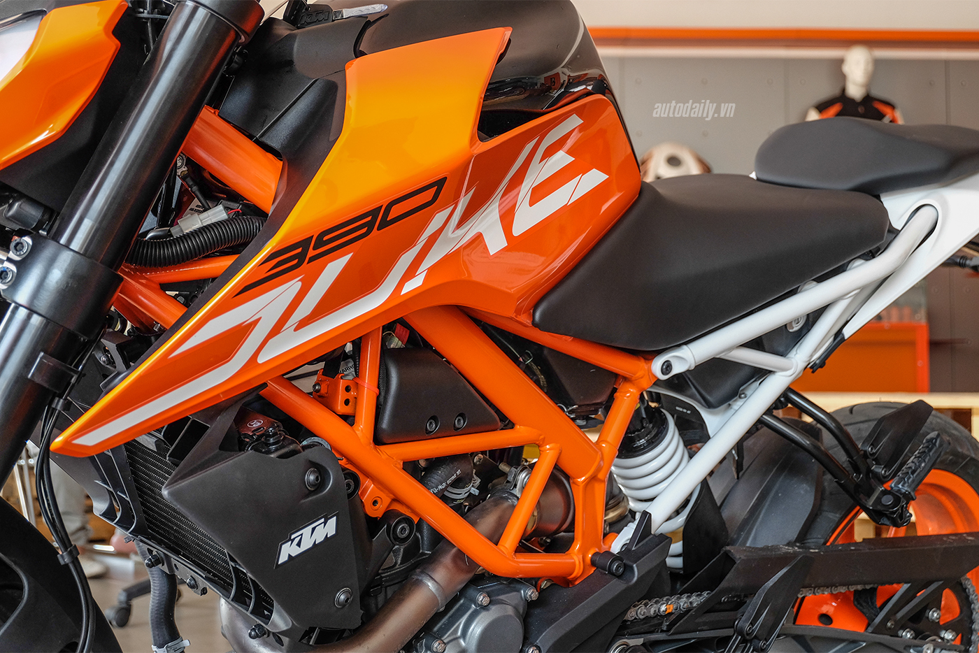 ktm-duke-390-2018-1.jpg