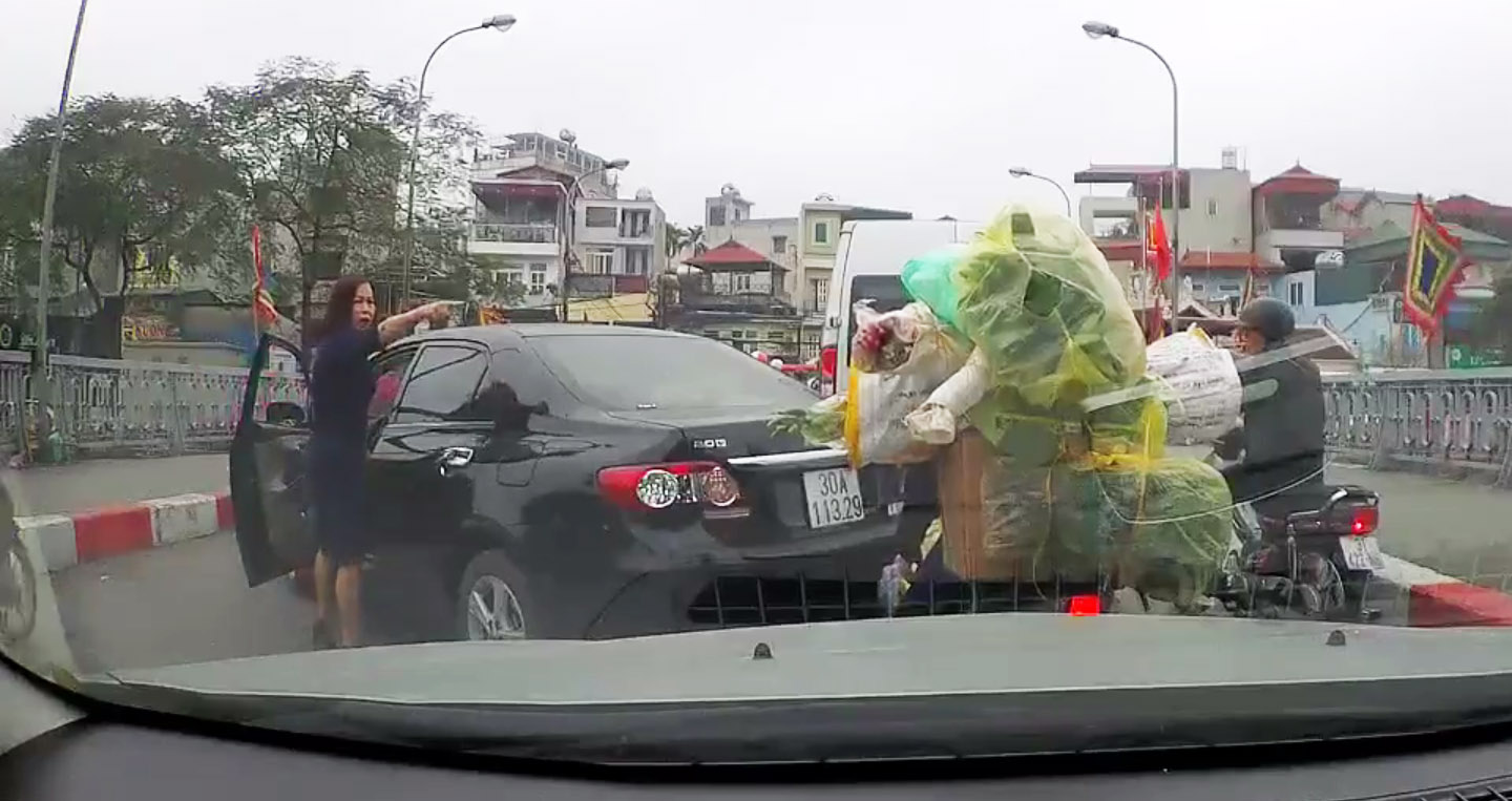 Video: Nữ tài xế quay đầu xe trên cầu, mắng xe máy “chắn đường”