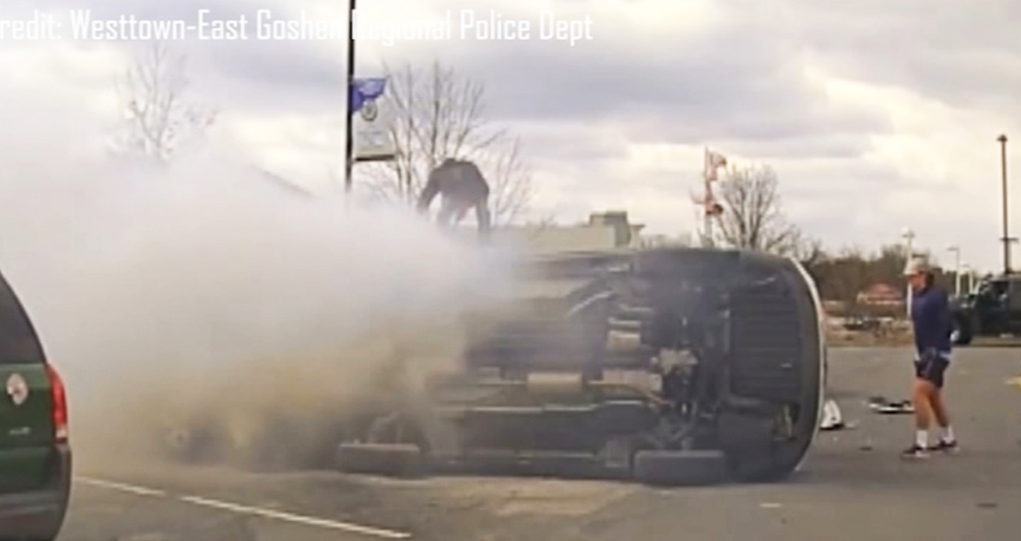 Video: Tài xế được kéo ra khỏi ôtô đang bốc cháy