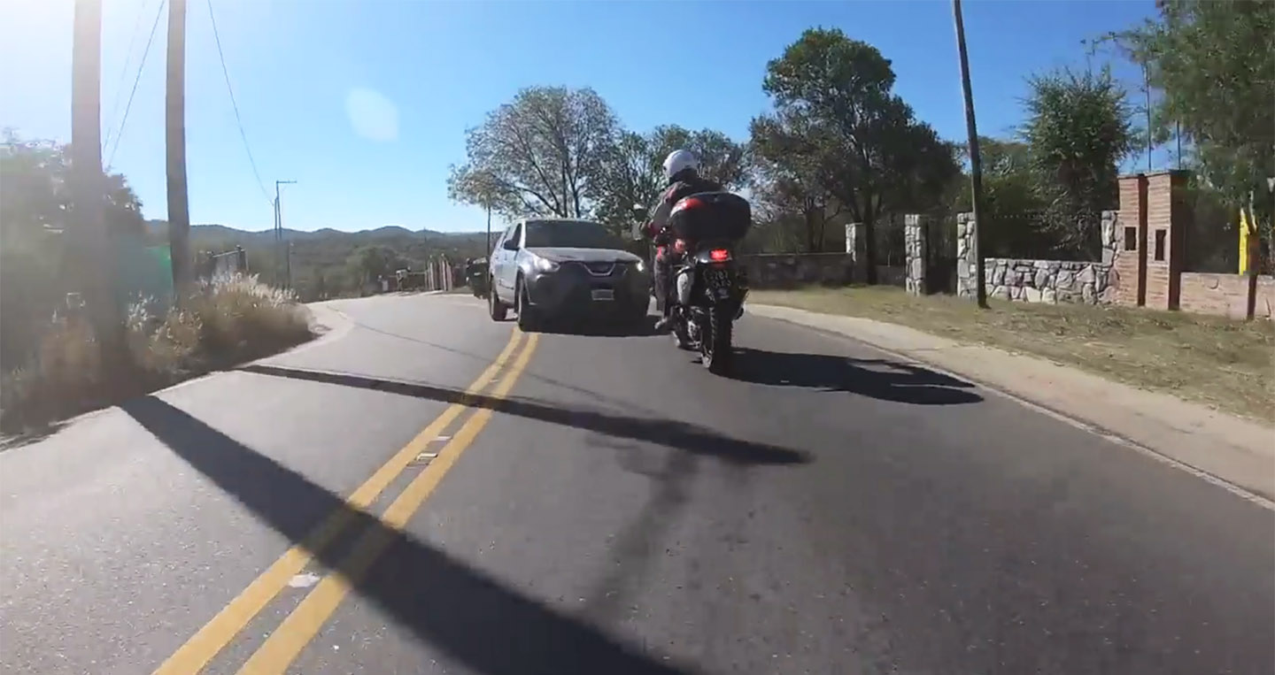 Video: Tài xế môtô may mắn sống sót sau khi đâm trực diện ôtô