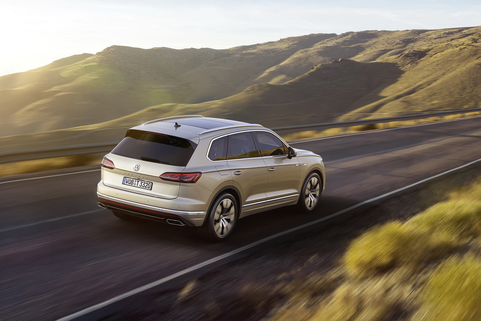 2019-vw-touareg-08.jpg