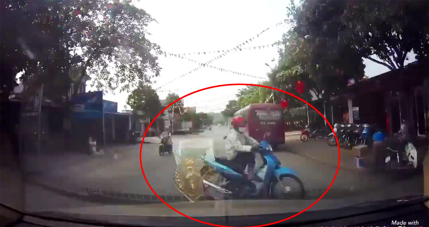 Video: Xe ô tô khiếp vía vì bị xe máy tạt đầu