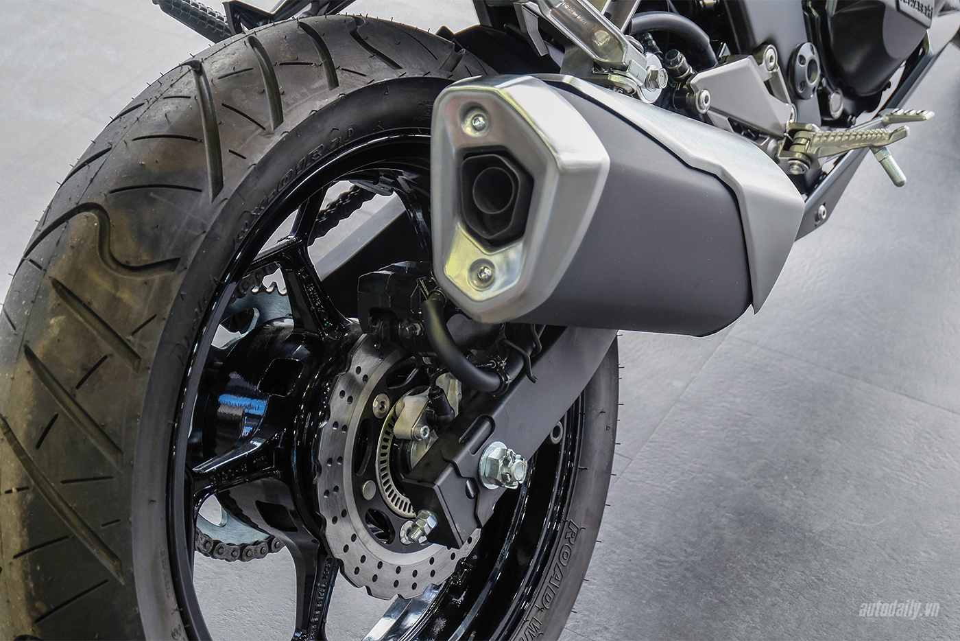 kawasaki-z300-abs-2018-15.jpg