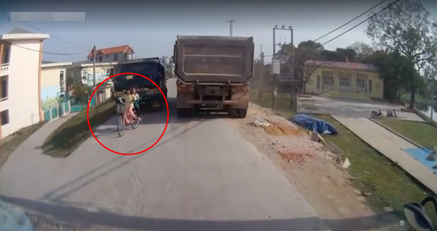 Video: 2 bé gái bị xe tải ‘kẹp’ giữa