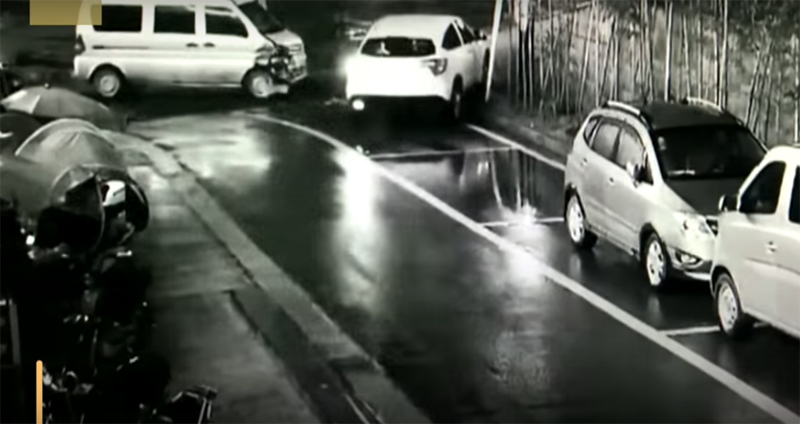 Nữ tài xế say lái xe đâm điên loạn trong bãi đỗ ô tô