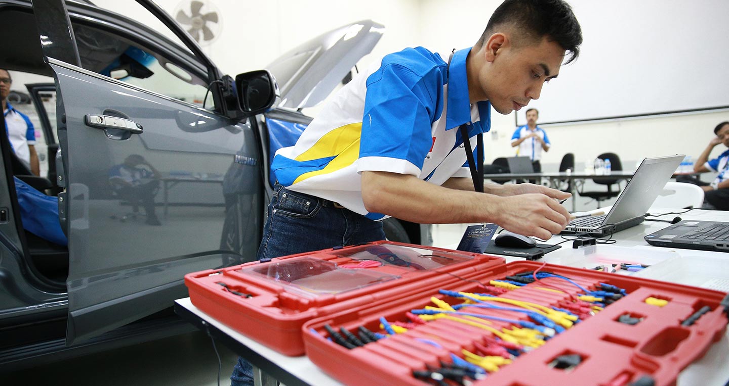 technician-vehicle-diagnostic.jpg