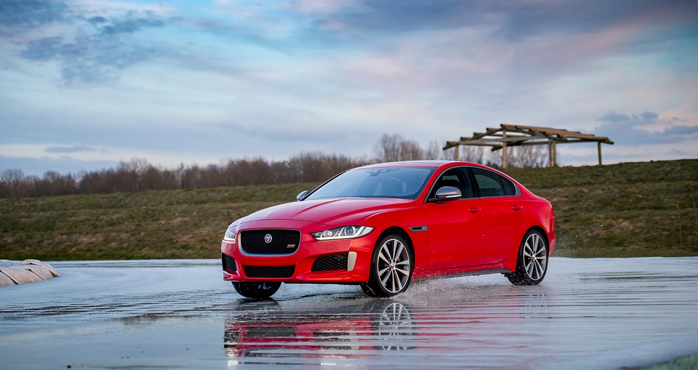 jaguar-xe-300-sport-01.jpg