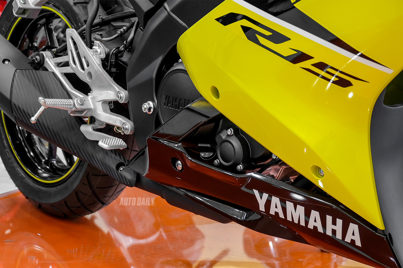 yamaha-yzf-r15-2018-32.jpg