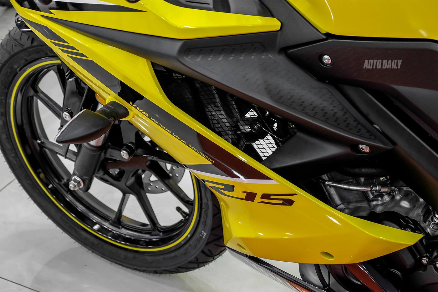 yamaha-yzf-r15-2018-45.jpg