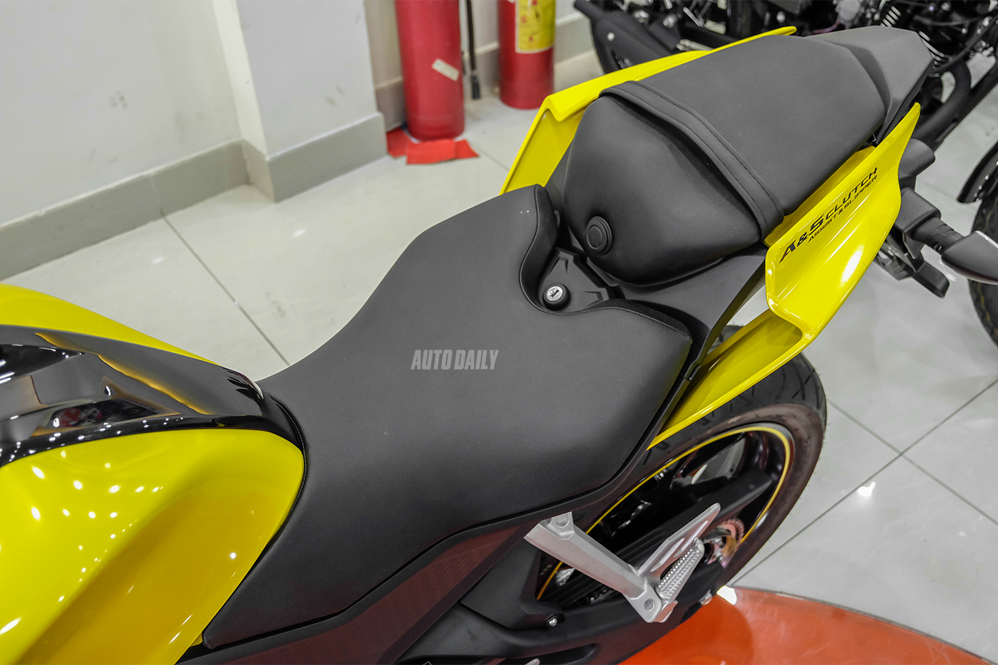 yamaha-yzf-r15-2018-47.jpg