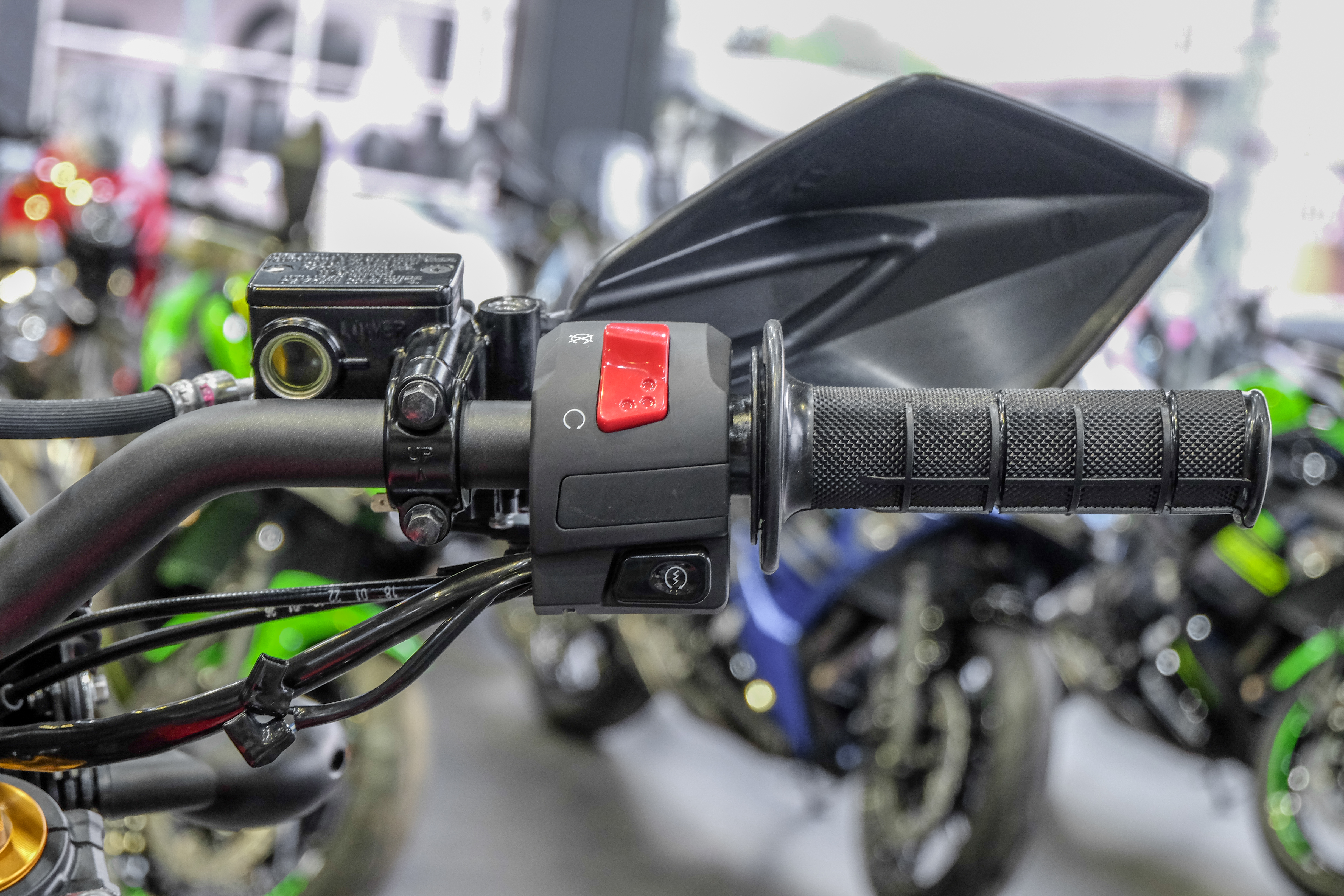 Ảnh chi tiết Kawasaki D-Tracker 150 kawasaki-d-tracker-150-2.jpg