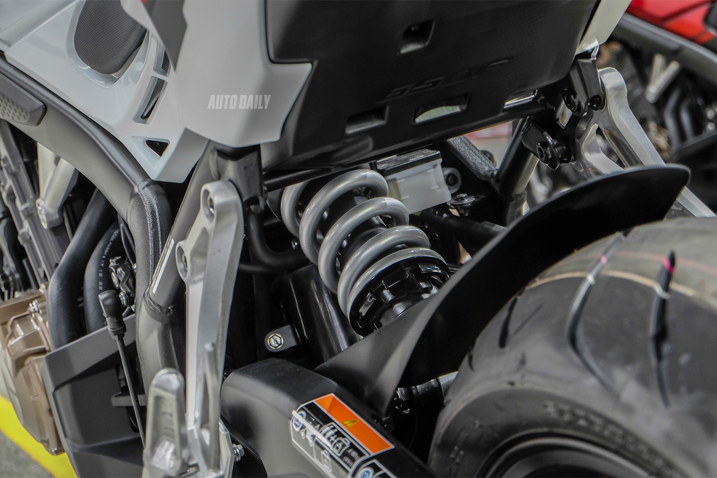 Ảnh chi tiết Honda CB650F giá 225,9 triệu đồng honda-cb650f-15.jpg