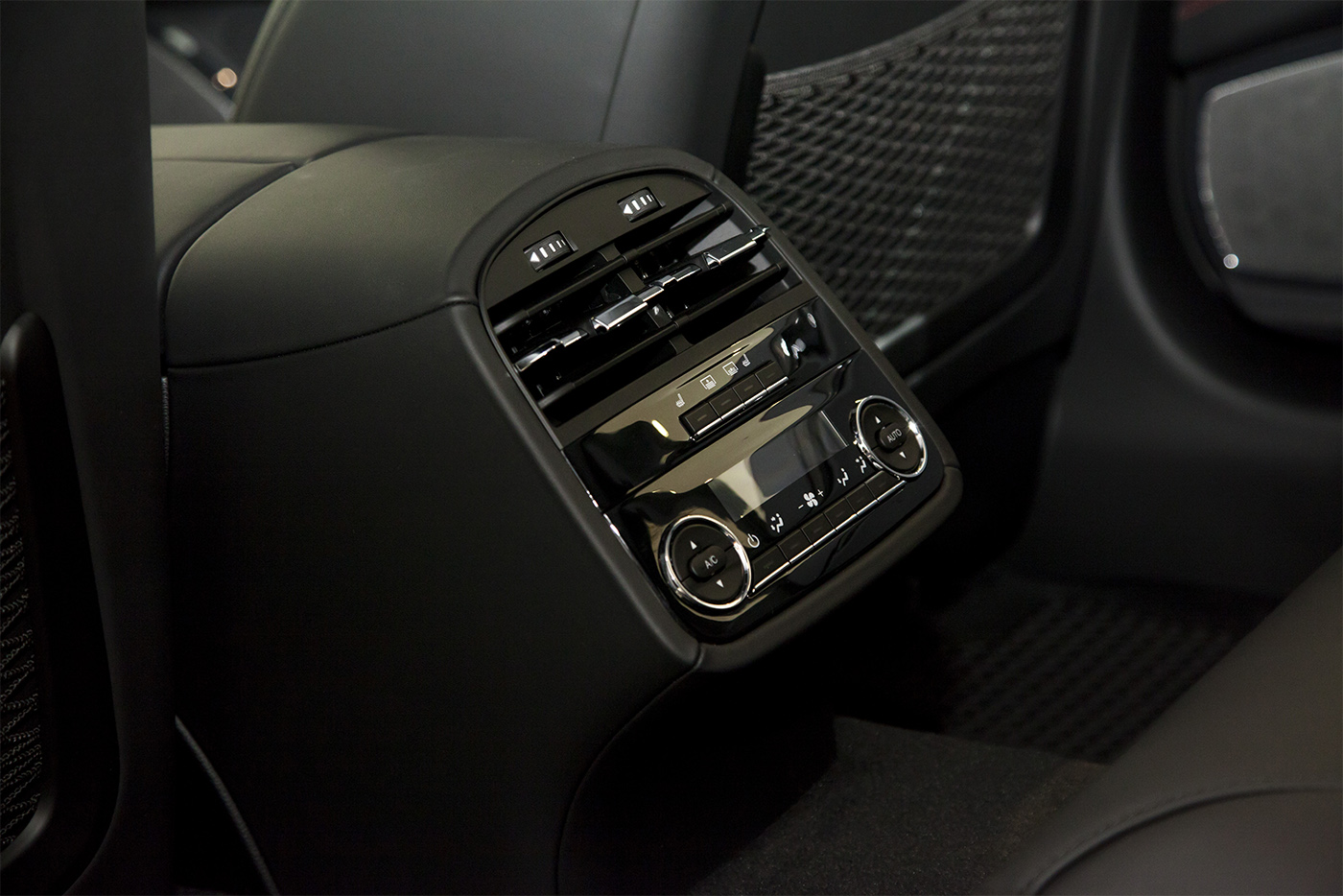 Ảnh chi tiết Maserati Quattroporte GTS Nerissimo maserati-quattroporte-gts-nerissimo-14.jpg