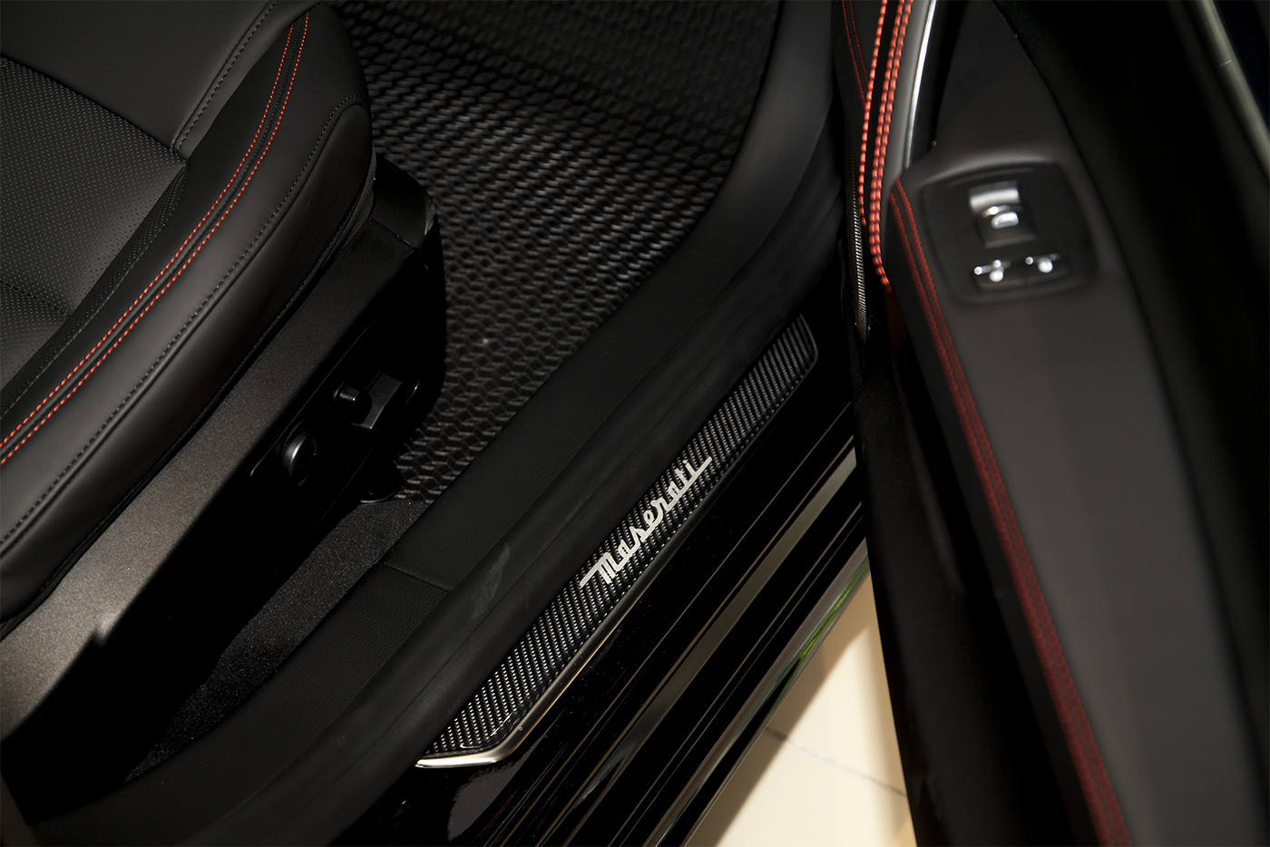 Ảnh chi tiết Maserati Quattroporte GTS Nerissimo maserati-quattroporte-gts-nerissimo-5.jpg