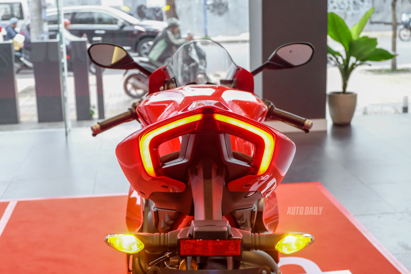 ducati-panigale-v4-s-10.jpg