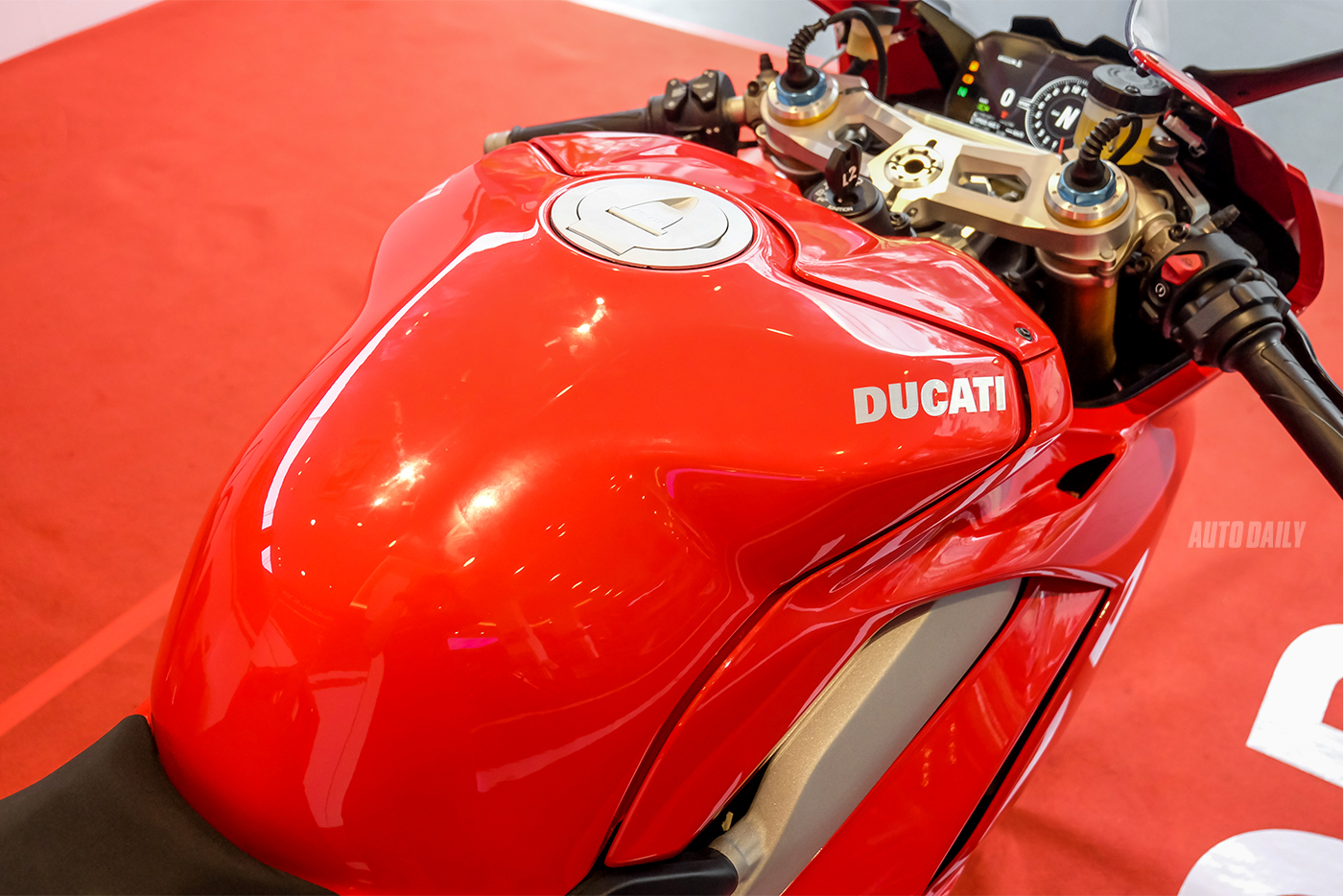 ducati-panigale-v4-s-19.jpg