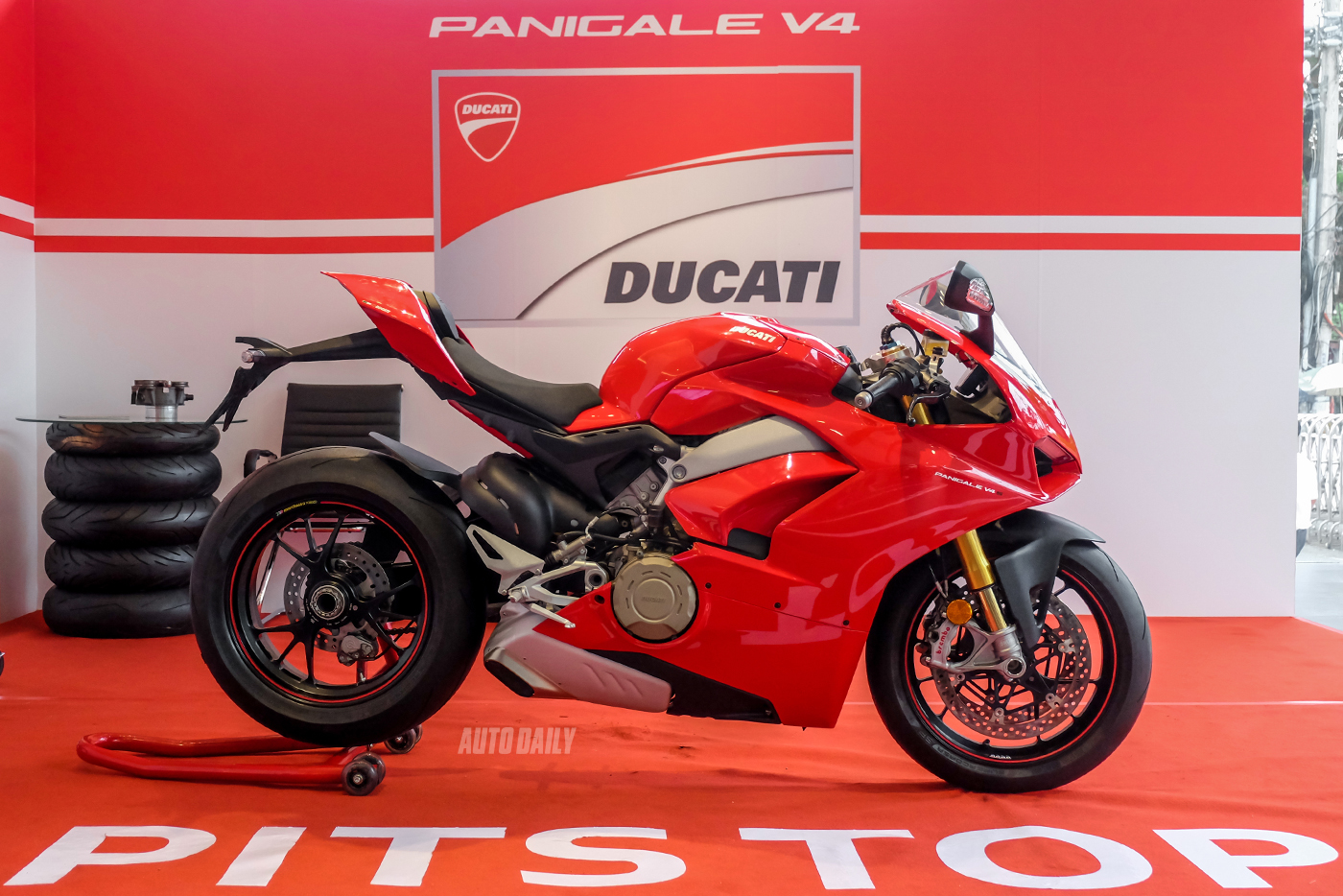 ducati-panigale-v4-s-2.jpg