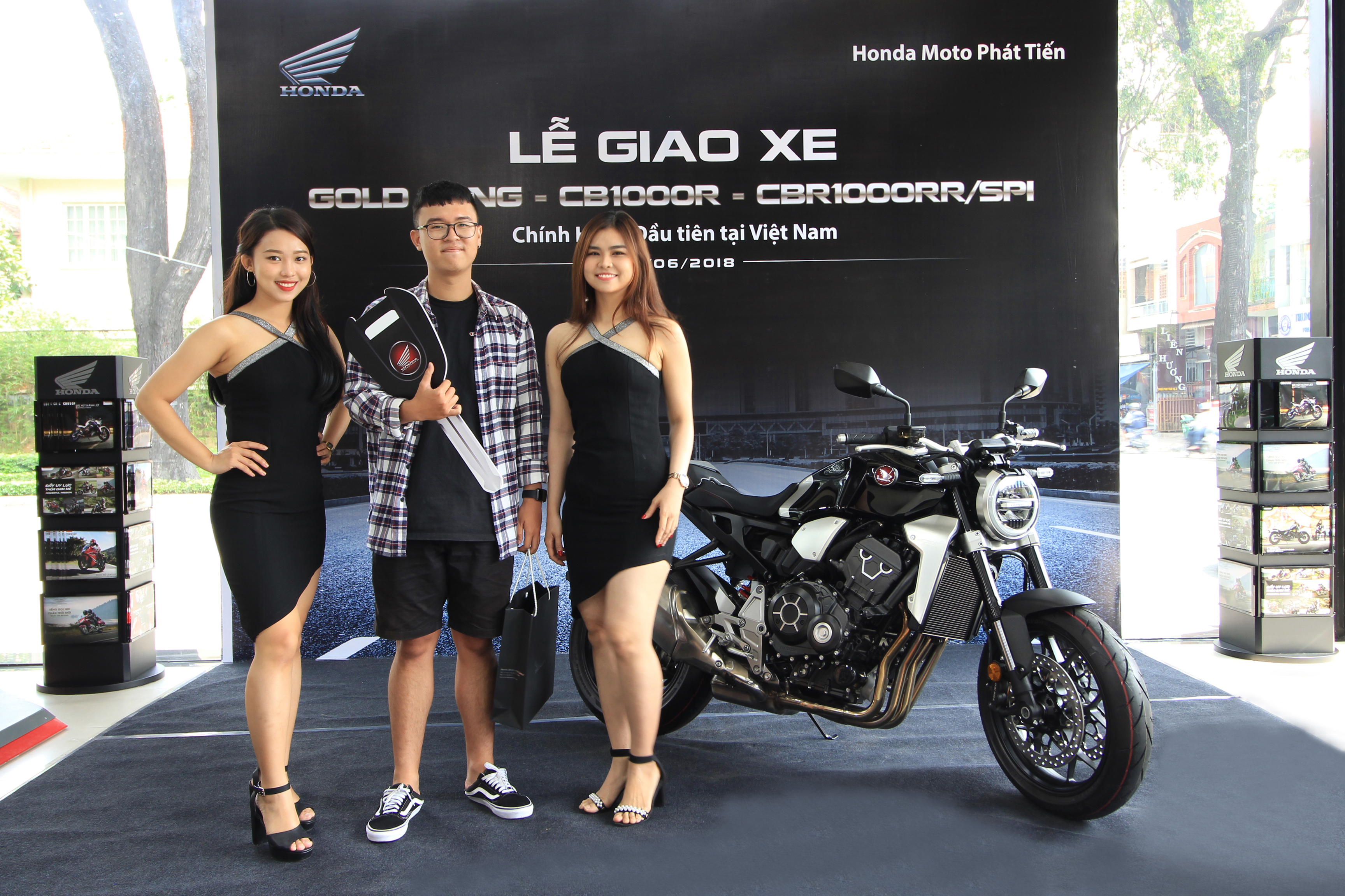 khach-hang-cao-anh-khoa-giao-xe-cb1000r-2.jpg