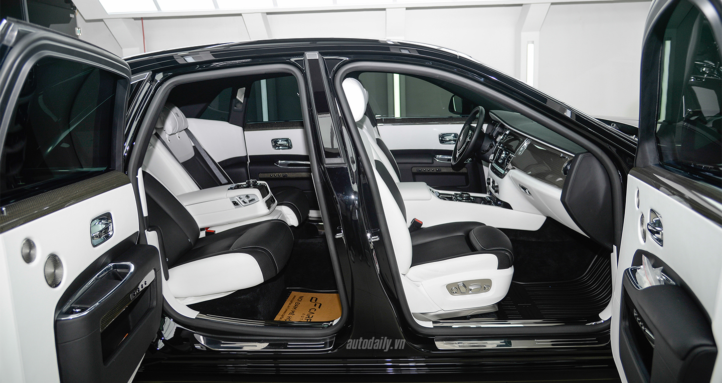 Video: Tìm hiểu tuyệt tác Rolls-Royce Ghost Black Badge tại Hà Nội
