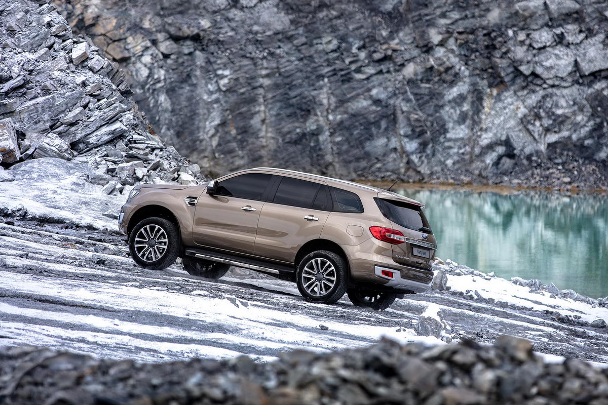 facelifted-ford-everest-facelifted-ford-endeavour-uphill.jpg