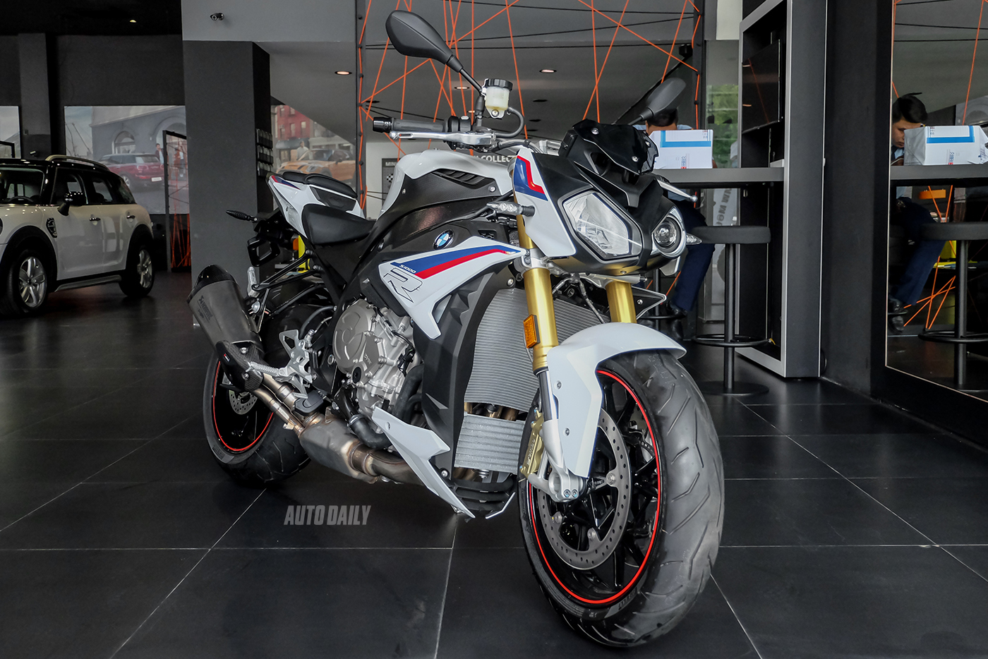 bmw-s1000r-2018-11.jpg