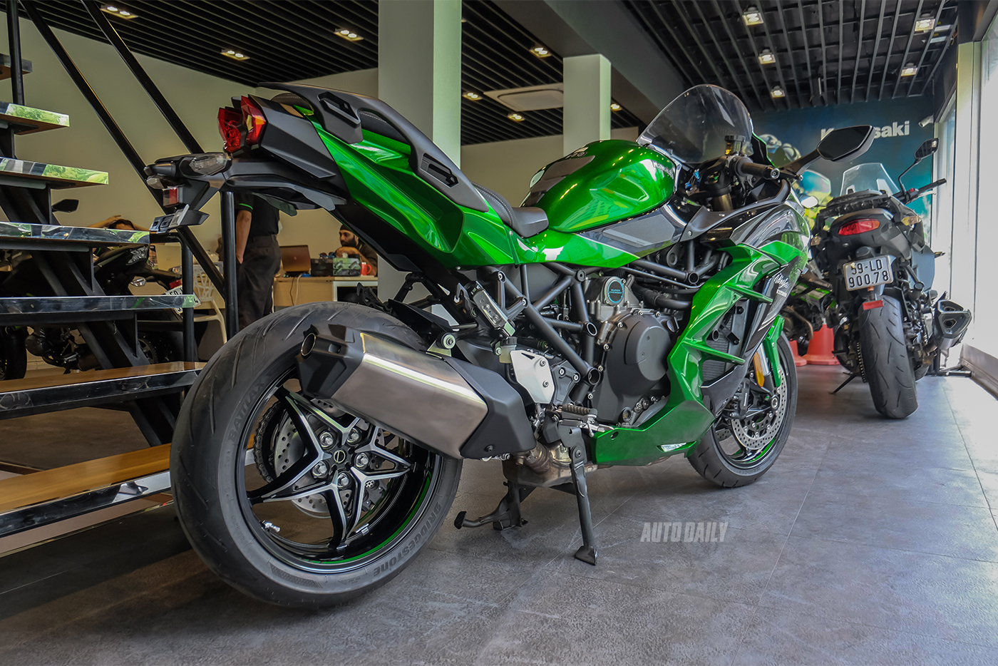 kawasaki-ninja-h2-sx-14.jpg